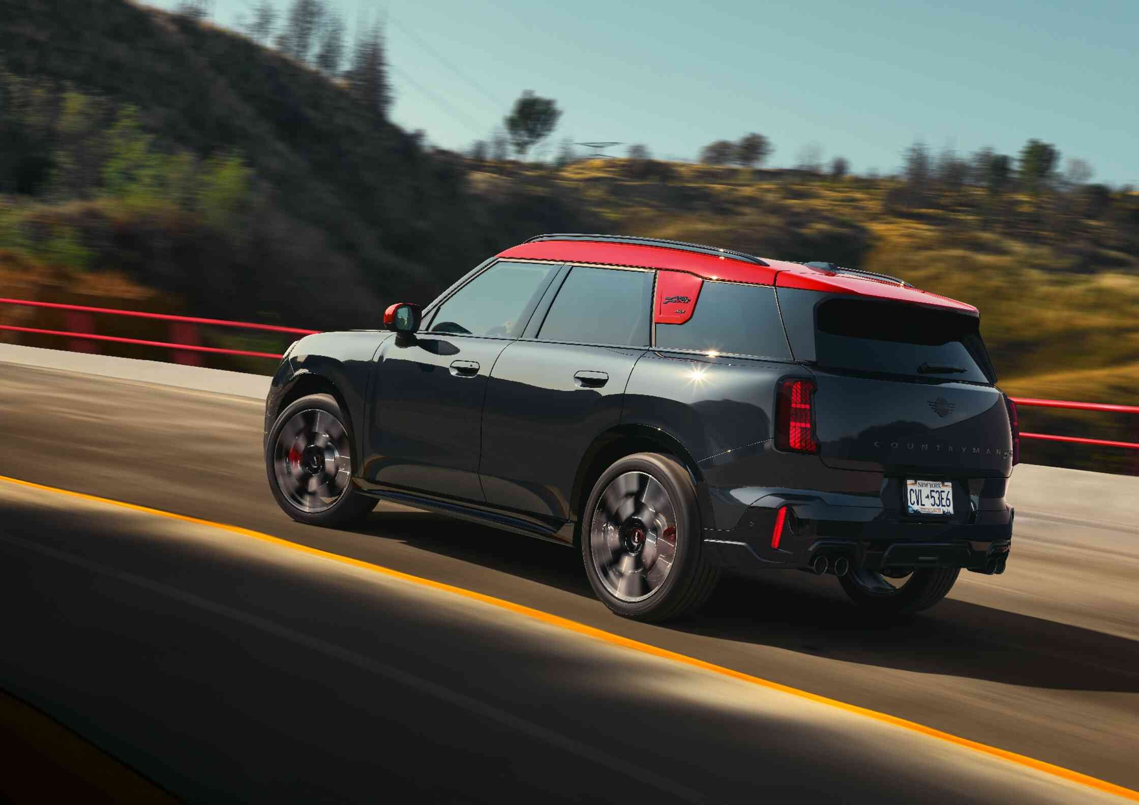 MINI John Cooper Works‏ - J01 JCW מבט מהצד